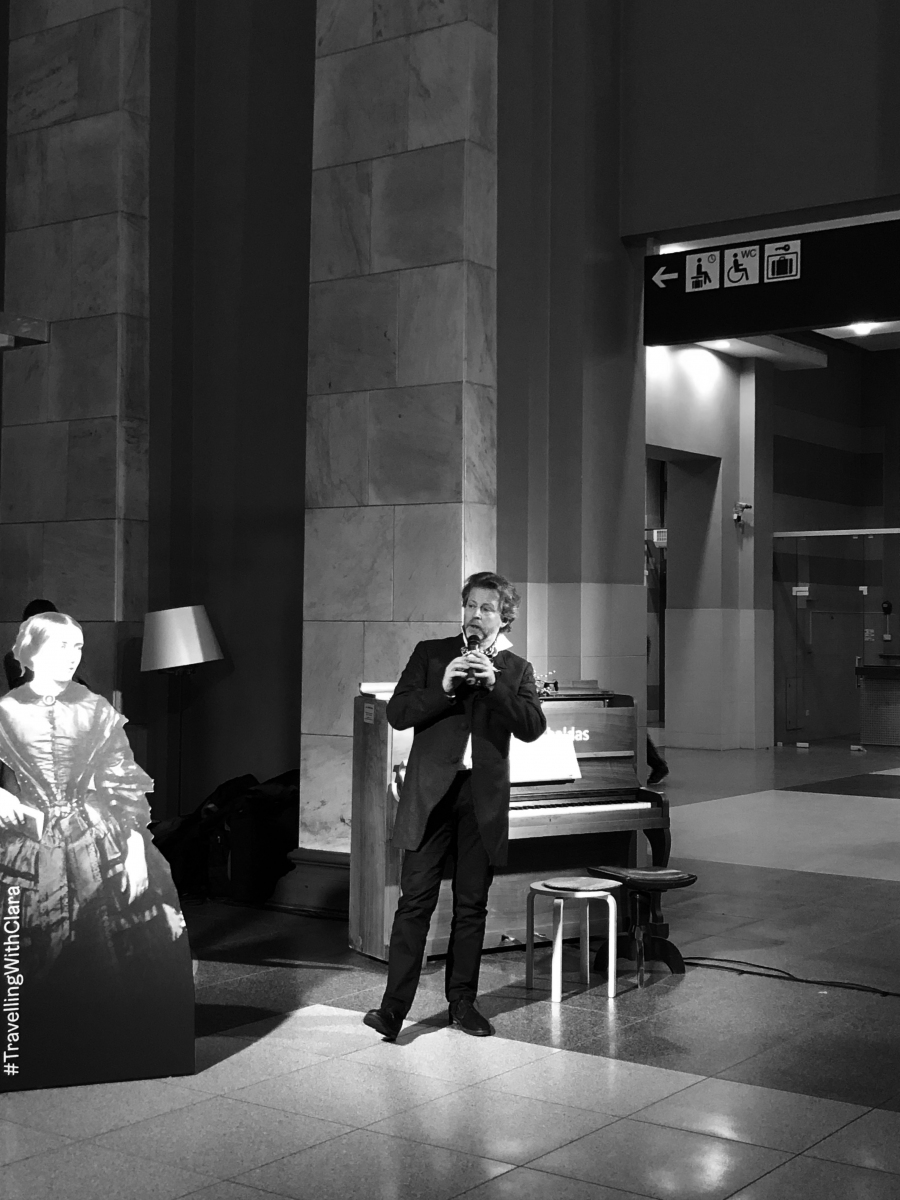 Parodos „Keliaujantys muzikantai“ atidarymas Vilniaus geležinkelio stotyje | Pianistas Rokas Zubovas